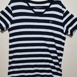 AE Navy Blue Striped V Neck T. Size M.